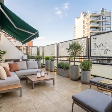 Gran balcón aterrazado. Jacuzzi· Quincho. Parrilla· 2 Master Suites.  Escritorio· 3 cocheras fijas · Piso 8. 175/215m2.