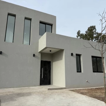 Casa en venta de 4 dorm en Santa Lucia Pilar del Este