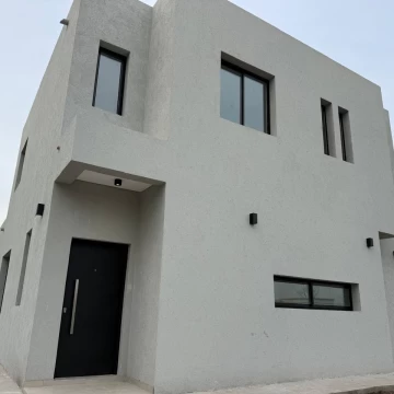 Casa en venta de 3 dorm   Estudio  en Santa Lucia Pilar del Este