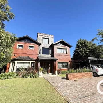 Casa en venta 8 ambientes c/ Pileta - Santa Silvina, Pilar