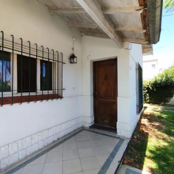 CASA 3 AMBIENTES EN VENTA EN BENAVIDEZ TIGRE CON JARDIN GALERIA Y PARRILLA APTO CREDITO