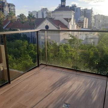 Al frente con balcon aterrazado
