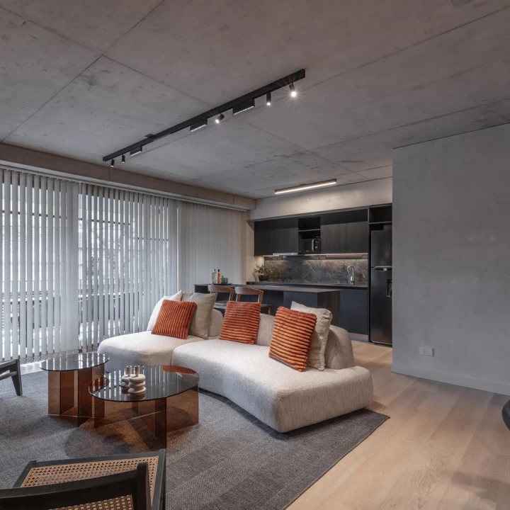 Departamento 4 ambientes con cochera, baulera y balcón aterrazado en Quartier Bajo Belgrano.
