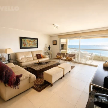 Piso alto, vista al mar, parrillero, 3 dormitorios mas dependencia. Playa Mansa