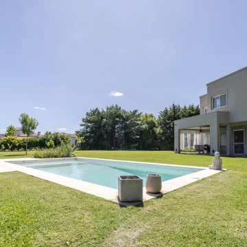 Casa en venta. Estancias del Pilar,  Champagnat. 4 dorm. Suite en PB y escritorio