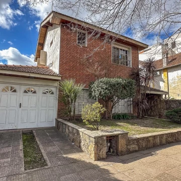 Venta Casa 5 ambientes – Haedo Centro | 4 dormitorios, cochera, jardín y quincho