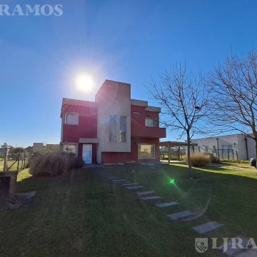 VENTA  Casa 3 dormitorios en  Área 1 SAN SEBASTIAN MB