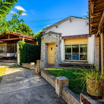 Casa de dos dormitorios en B° Jardin calle 116 entre 409 y 410 (Apta Banco)