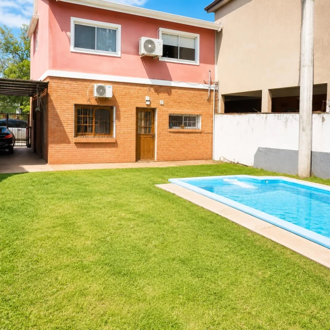 Casa en venta en El Talar, 5 ambientes con parque y piscina.