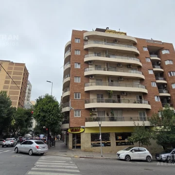 Propiedad retasada. 2 dormitorios. 2 baños. 2 balcones. Cocina separada. Luminoso.