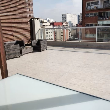 Monoambiente impecable con balcón y amenities en Caballito.