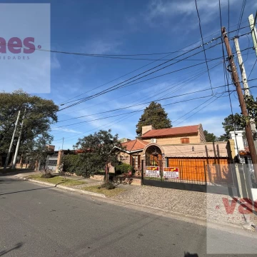 ALQUILER – Casa de 4 dormitorios con pileta, Quincho y gran terreno en Villa Belgrano