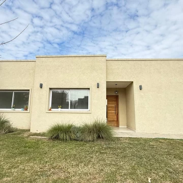 Casa en  Venta o Alquiler Barrio Santa Elena Pilar del Este