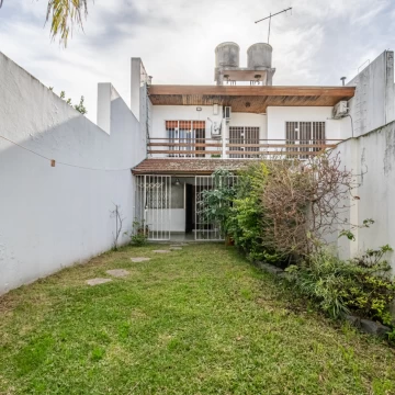 Triplex. 4 Ambientes. Jadín. Balcón. Villa Real