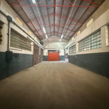 Depósito de 150 m2 cubiertos en Florida