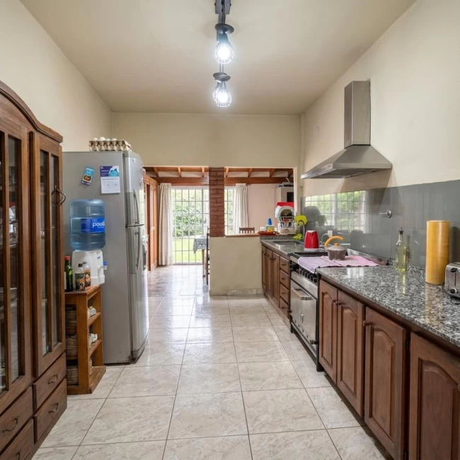 Venta Casa 3 ambientes en Platanos con Jardin Garage y Fondo libre
