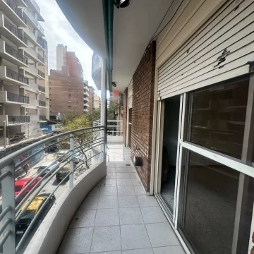Alquiler 2 dormitorios con balcón al frente