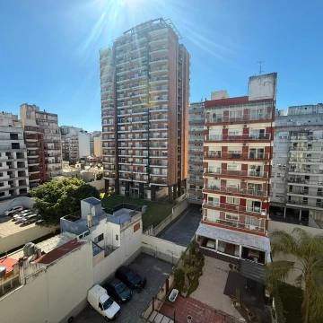 Excelente ambiente y medio muy luminoso al contrafrente.