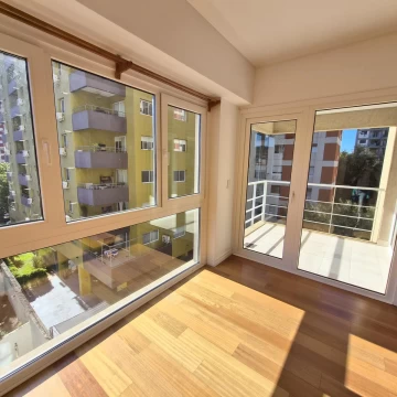 Venta Departamento en Vicente López. Dos ambientes con cochera cubierta 8° Piso