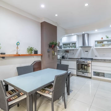 VENTA - PH TIPO CASA - TRIPLEX - 5 AMBIENTES - TERRAZA - PATIO - COCHERA - CABALLITO