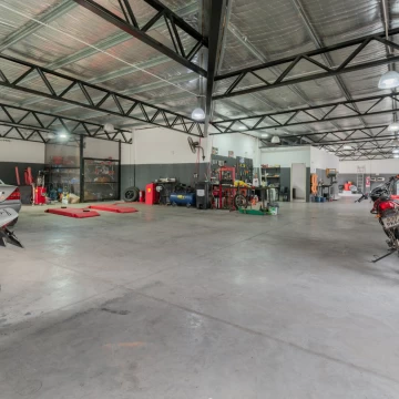 deposito comercial  con 2 oficinas y 2 baños