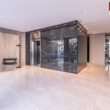Departamento en venta, piso 10,  de 4 ambientes con balcón y cochera en Caballito.