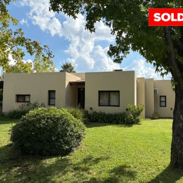 Roble joven, casa en venta lote central