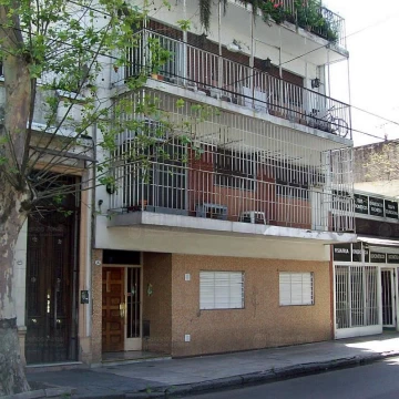 4 ambientes al frente con balcón corrido y 3 dormitorios en Almagro
