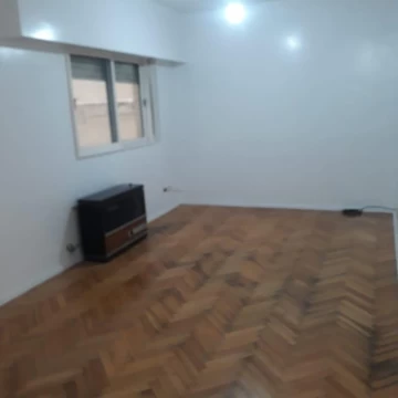 3 ambientes en Caballito, recién pintado y con pisos de parquet plastificados. ¡Listo para mudarse!