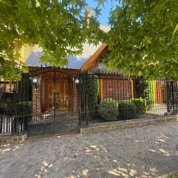 VILLA SARMIENTO CHALET DE GRAN CATEGORIA CUATRO DORMITORIOS