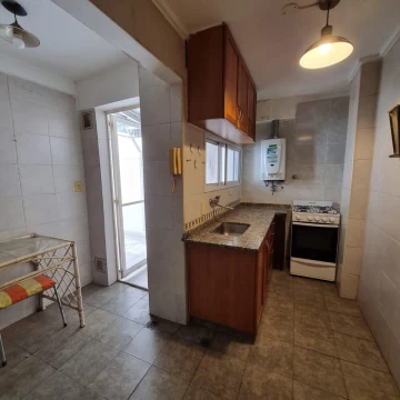 Céntrico departamento de 2 dormitorios más comodín, con dos baños, cocina independiente, amplio living-comedor, patio interno y espaciosa galería. A metros del Parque España.