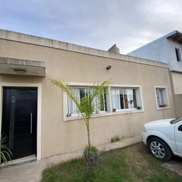 Casa en alquiler - 3 dormitorios - cochera - parque -Villa Parque Sicardi 
