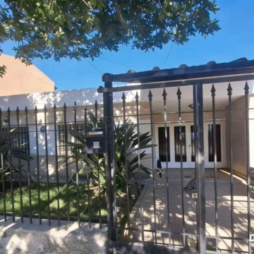  En Venta Casa en  B° Los Naranjos de tres Dormit + Depto de 2 Dormit