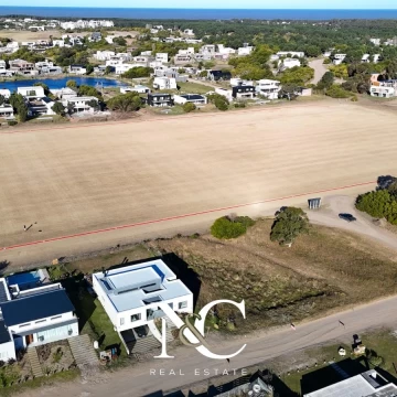 Lote en venta en Costa Esmeralda fondo a cancha de polo