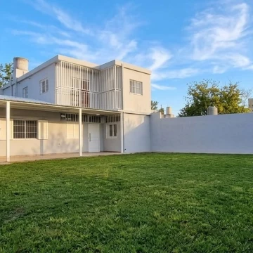 venta CASA SEXTA SECCIÓN con departamento zona comercial segura patio grande gastronomia hospital
