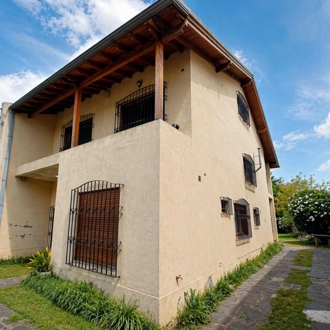 Casa en venta en El Palomar, 6 ambientes con parque, Apta crédito