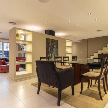casa a la venta sobre lote propio con jardin, pileta, parrilla y 2 cocheras en Nuñez