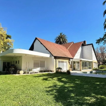 Casa de 434 m² en Venta - Sobre lote de 1.224 m² con pileta y quincho en Martínez