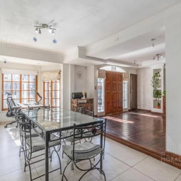 Venta casa en ituzaingó 5 ambientes, jardín y pileta apta credito