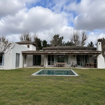 Casa con dos dormitorios - Resuelta en una sola planta - En venta en Santa María de Tigre
