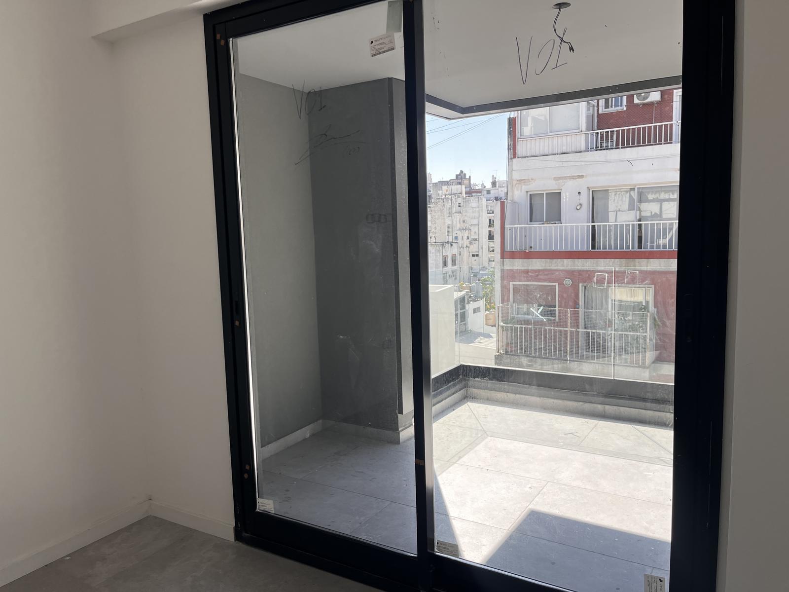 Dormitorio c salida al balcón