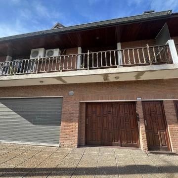 Venta PH 4 Ambientes con Entrada Independiente, Quincho, Patio, Parrilla y Cochera en Bernal Oeste