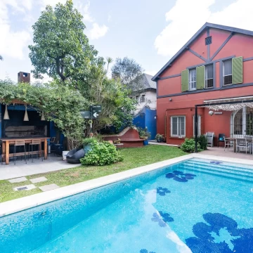 Casa Estilo Inglés en Olivos Gran Jardín con Pileta Excelente Estado