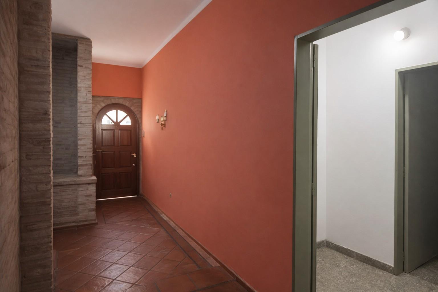 Hall de ingreso de adentro hacia afuera