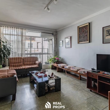 Venta Departamento 5 ambientes   dependencia y balcón en Balvanera