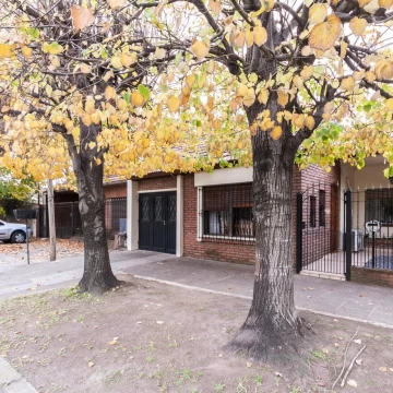 VENTA - CASA 4 AMB CON JARDIN, QUINCHO Y TERRAZA - APTO CREDITO