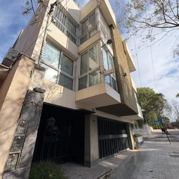 Edificio en esquina a una cuadra del Parque Gral San Martin 