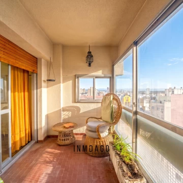 Departamento de 3 dormitorios con cochera y balcón – Piso 14 | Centro