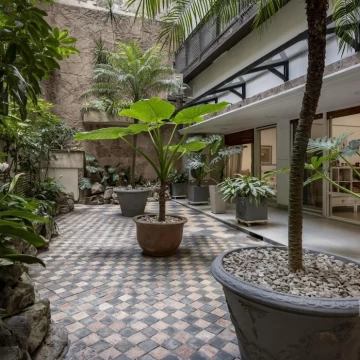 Venta Piso de 5 ambientes con patio propio,  balcón aterrazado y cochera en Recoleta