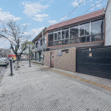 Casa En Venta con Local y Pileta Calle 419 y Camino Centenario Villa Elisa